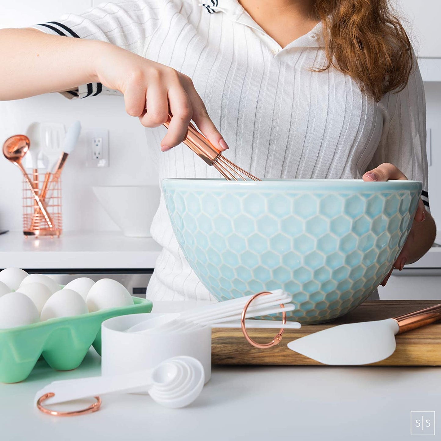 17-Piece White Silicone and Copper Kitchen Utensil Set with Holder - Elegant Rose Gold Cooking Tools for Nonstick Cookware, Featuring Measuring Cups and Spoons